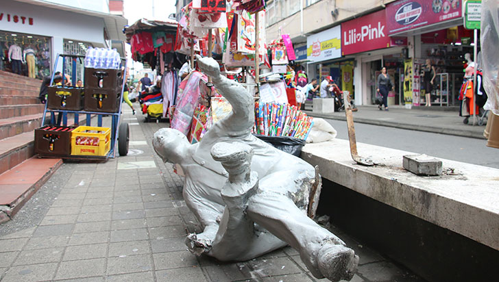 Escultura de la carrera 17 entre calles 19 y 18, ¿objeto de vandalismo? -  La Crónica del Quindío
