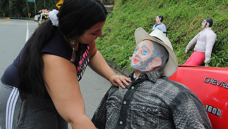 pala inicial Doblez El muñeco de año viejo, una tradición que sobrevive - La Crónica del  Quindío - Noticias Quindío, Colombia y el mundo