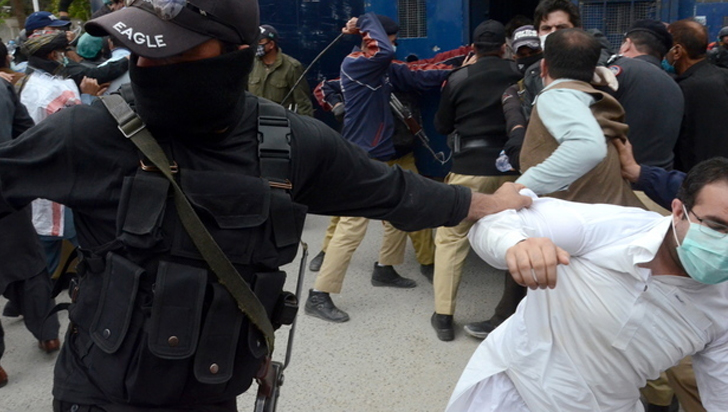Arrestados 150 mÃ©dicos que protestaban por la falta de protecciÃ³n en PakistÃ¡n