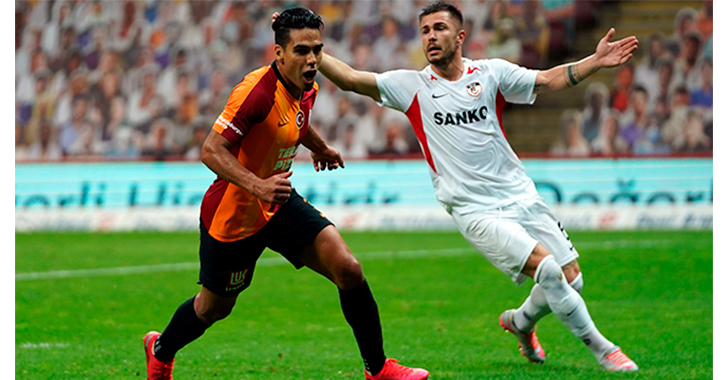 Falcao destaca y vuelve al gol con el Galatasaray, pero sale con una molestia
