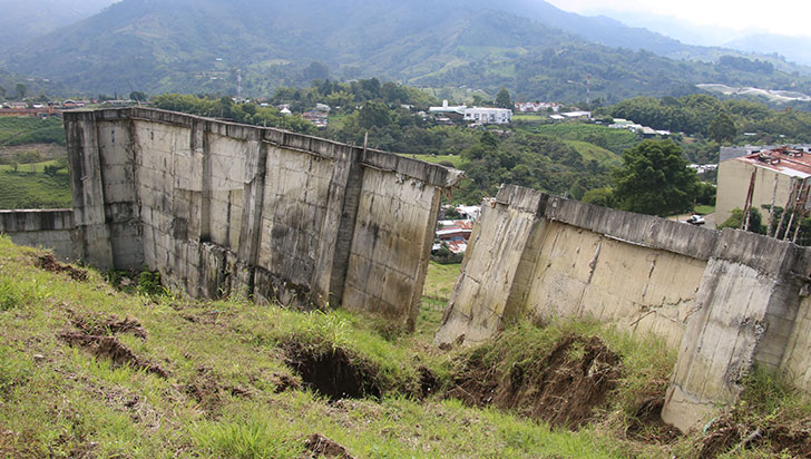 Muro amenaza a habitantes del Salvador Allende