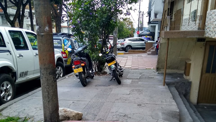La mala costumbre de parquear  las motos en los andenes