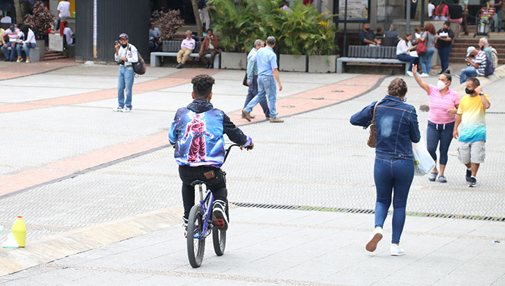 Con sus acrobacias, ciclistas ‘intimidan’ a los peatones en plena plaza Bolívar 