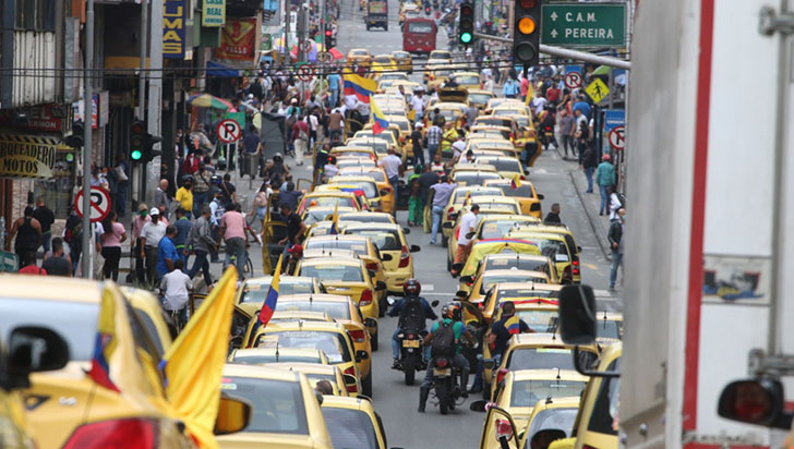 Taxistas protestaron contra la  reforma y la competencia desleal
