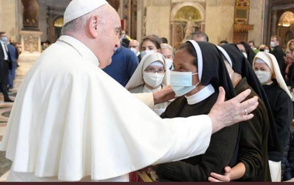 El papa saluda en el Vaticano a la monja liberada tras su secuestro en Mali