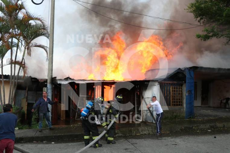 En fotos: 12 viviendas fueron afectadas por el incendio en Patio Bonito Alto