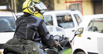motociclistas-con-equipo-adecuado-proteccin-en-casos-de-accidentes