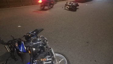 Bajo pronóstico reservado, motociclistas que chocaron en el barrio La Milagrosa