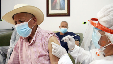 Adultos mayores de Circasia, felices y tranquilos tras haber sido vacunados contra la Covid-19