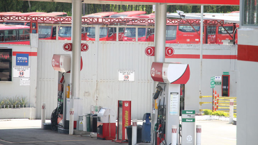 Pasajeros y conductores de buses urbanos afectados por la escasez de combustible