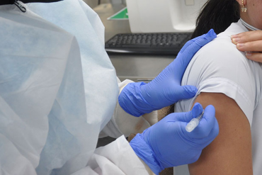 AstraZeneca comienza ensayo clínico de vacuna contra la variante surafricana