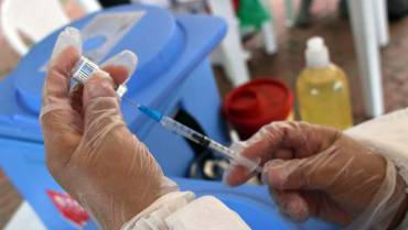 Sugieren exigir carné de vacunación contra la Covid para renovar contratos laborales
