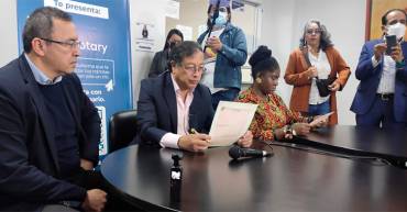 Petro firma ante notario que no expropiará si gobierna Colombia