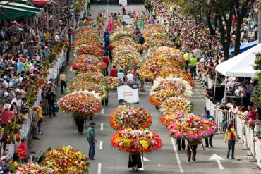 Silleteros vuelven a pintar de colores a Medellín desfilando con sus flores