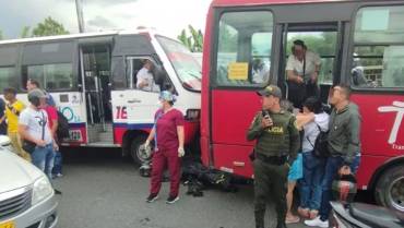 Lo que se sabe del fatal accidente entre una moto y 2 buses en el sur de Armenia
