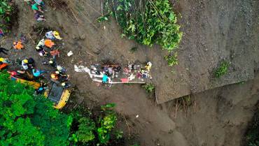 Emergencia en Risaralda: derrumbe que sepultó varios vehículos deja al menos 1 menor muerta