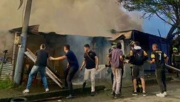 10 viviendas consumidas por el fuego, balance preliminar de incendio en Patio Bonito Alto