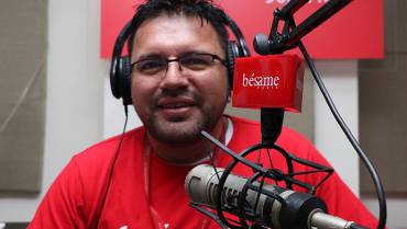 Él es Óscar Gemay González, la voz que enamora a los oyentes de Bésame en el Quindío