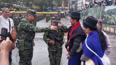 72 'mujeres de acero' recibieron armas en la plaza Bolívar de Armenia
