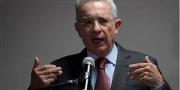 Fiscalía colombiana cita para acusación a Uribe por denuncia de calumnia contra periodista