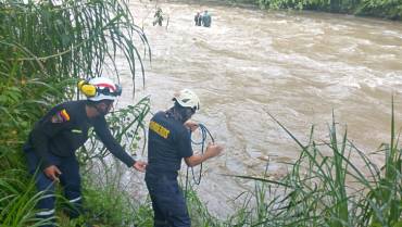 Tras creciente del río Quindío, rescatados 2 areneros